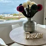 Victoria's Dream, In Paros