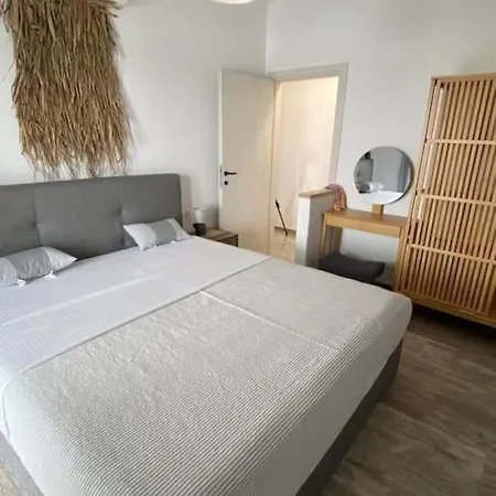 Victoria's Dream, In Paros 纳乌萨