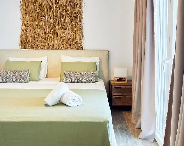 Victoria's Dream, In Paros Náoussa